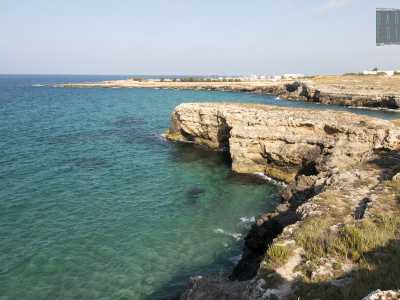 Ci troviamo cos� davanti alla nascosta �scogliera Corvino�: un panorama selvaggio, dominato dalla roccia frastagliata che si insinua nell�acqua alta che si colora di azzurro e verde